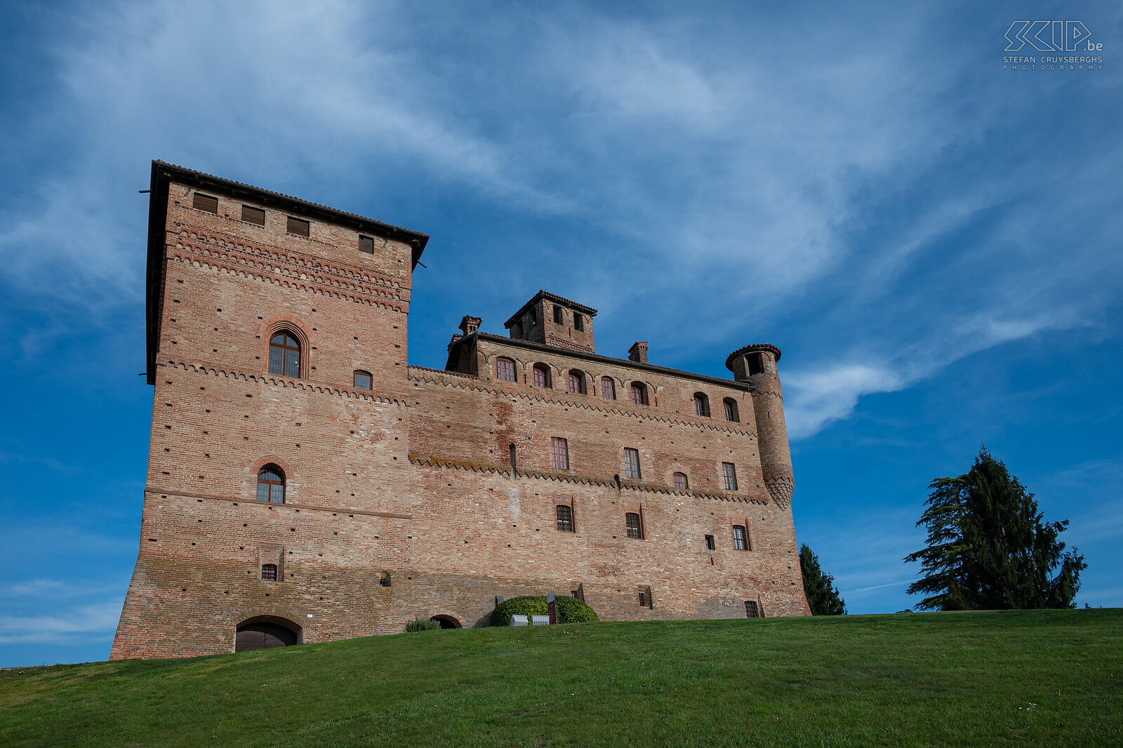 Grinzane Cavour - Castello di Grinzane Cavour The 13th-century castle of Grinzane Cavour stands on top of a hill and is inscribed on the UNESCO World Heritage List. The medieval character has been perfectly preserved and it is now a museum, enoteca and restaurant. All around the castle are vineyards and the view is beautiful. The statesman Count Camillo Benso of Cavour lived there for several years and played an important role in the Italian unification (1861), was the architect of the Italian constitution and became the first prime minister of a unified Italy. Stefan Cruysberghs